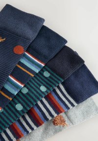 Fünf Paar Socken in verschiedenen Blautönen und Grau. Zu den Merkmalen gehören Streifen, Punkte und ein Löwenmotiv auf der letzten Socke.