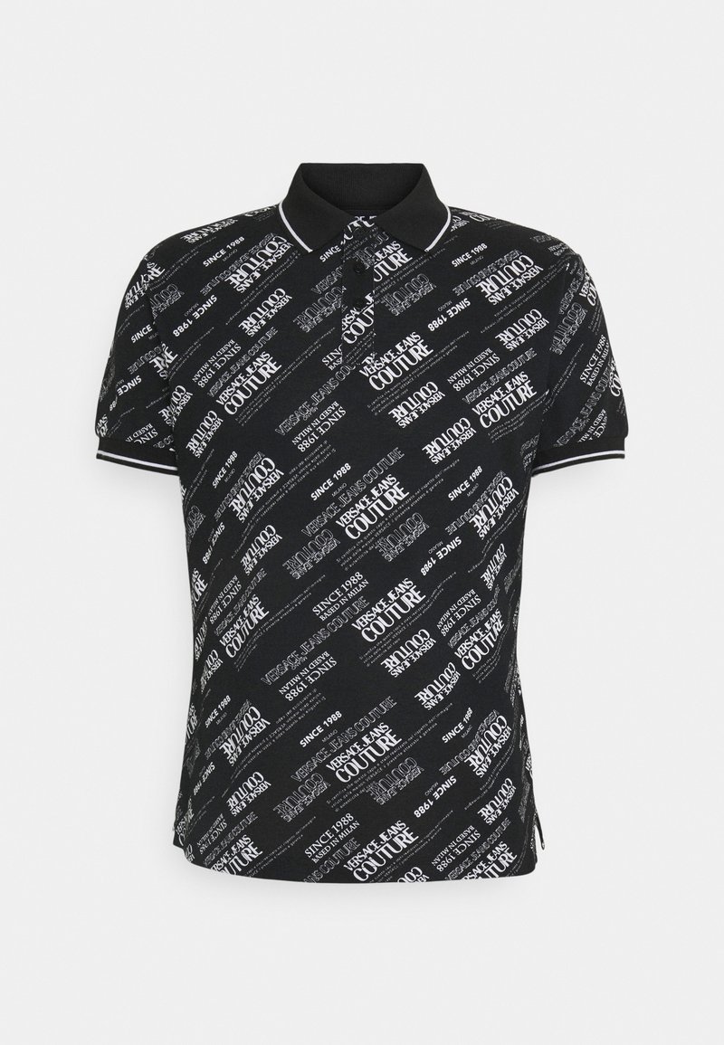 Polo noir avec texte blanc "Versace Jeans Couture" et "Since 1988" imprimé en diagonale sur toute la surface, col et poignets bordés de blanc.