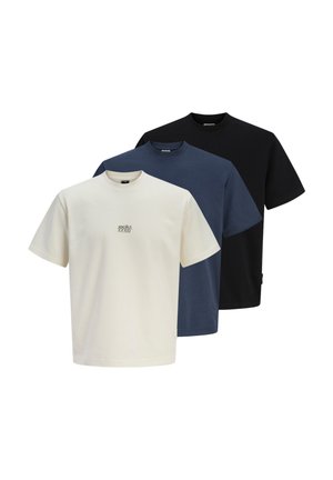 Drie T-shirts met korte mouwen in wit, blauw en zwart. Elk heeft een ronde halslijn en een klein logo aan de voorkant. Zacht katoenen materiaal.