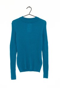 Pull en teal, à côtes, avec des manches longues et un col rond, suspendu à un crochet noir. Le matériau semble doux avec une finition texturée.