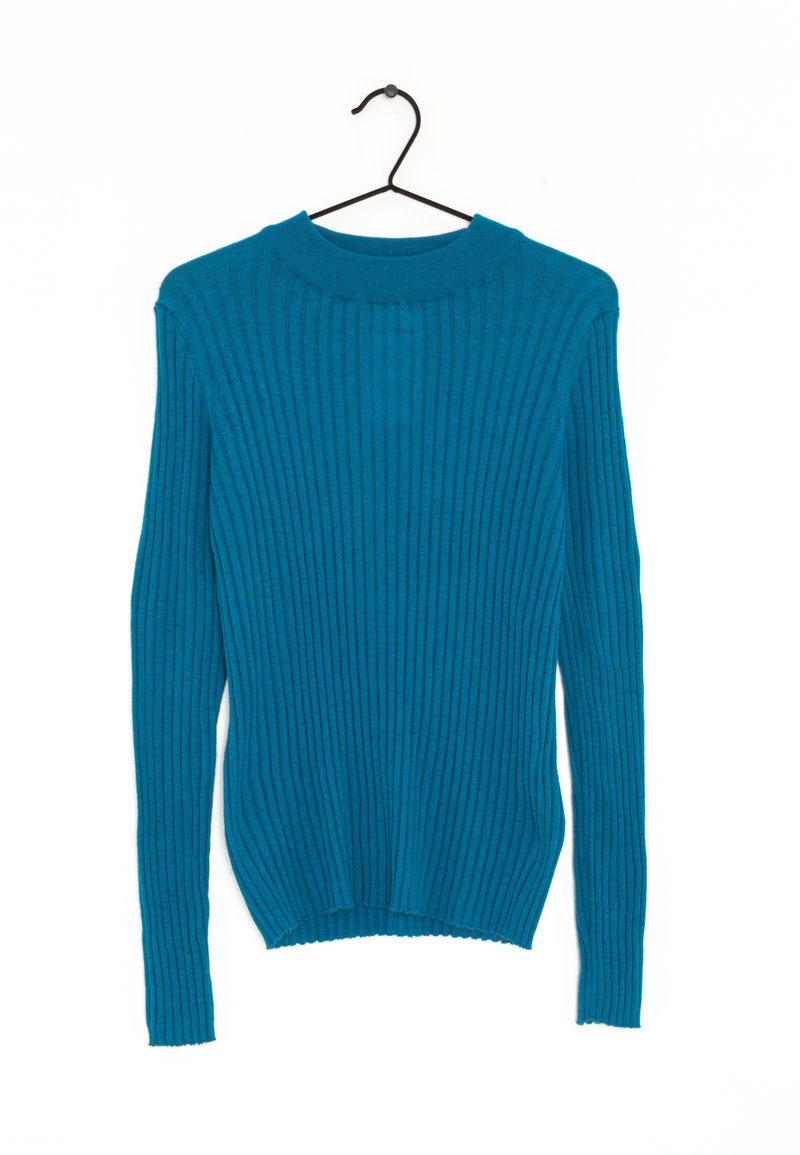 Pull en teal, à côtes, avec des manches longues et un col rond, suspendu à un crochet noir. Le matériau semble doux avec une finition texturée.