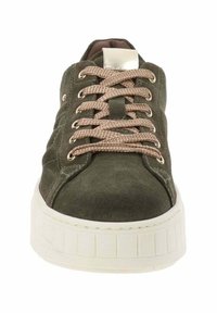 Vue de face d'une sneaker en daim vert olive avec des lacets beiges et une épaisse semelle en caoutchouc blanc.