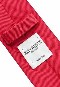 Rød tekstureret stof med et diagonalt ribmønster, prydet med et hvidt mærke, der er trykt med "JOHN HENRIC", "SWEDEN" og "Made in Italy."