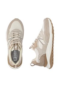 Chaussures de sport beige et crème en matériaux daim et maille, à bout rond et semelle en caoutchouc texturé. Possède des coutures décoratives et un logo.