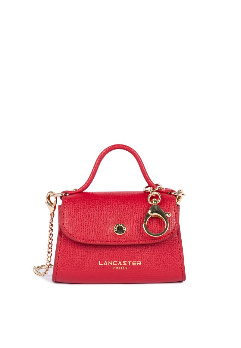 Petit sac à main en cuir rouge texturé avec poignée supérieure, fermoir doré, bandoulière chaîne, et logo doré "Lancaster Paris" sur le devant.