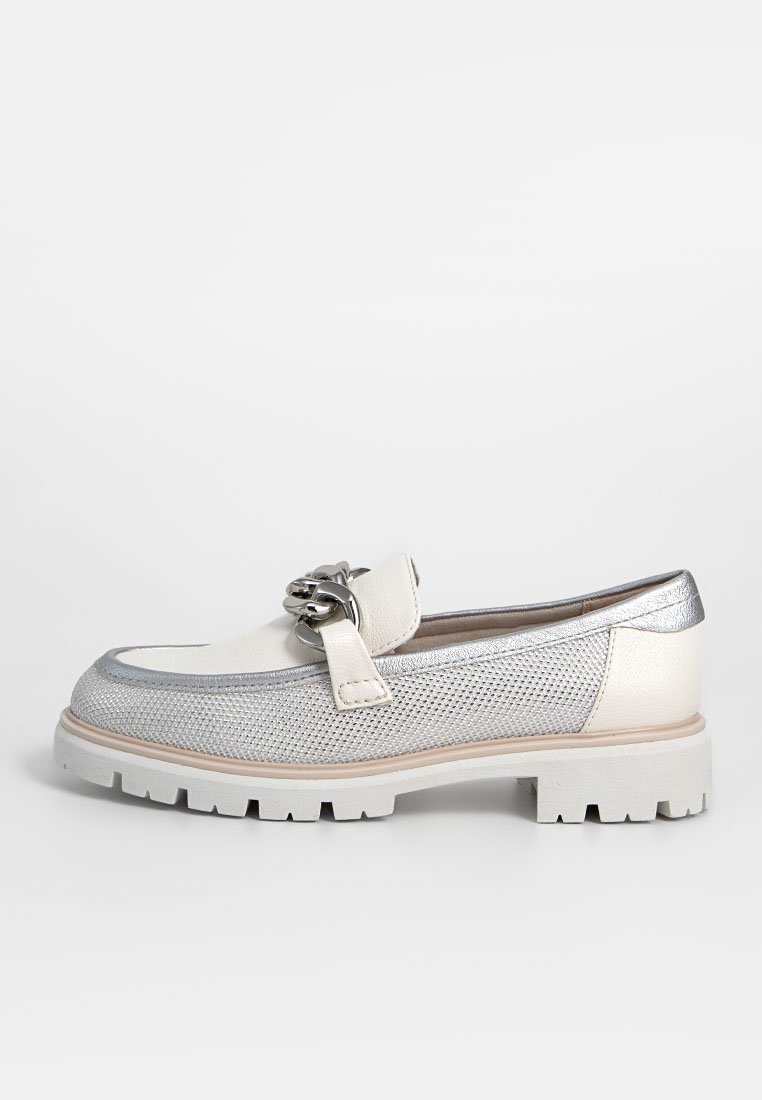 Weiße und silberne Slipper mit einer strukturierten Oberfläche, ausgestattet mit einem metallischen Kettenakzent, dicker Gummisohle und einer abgerundeten Zehenform.