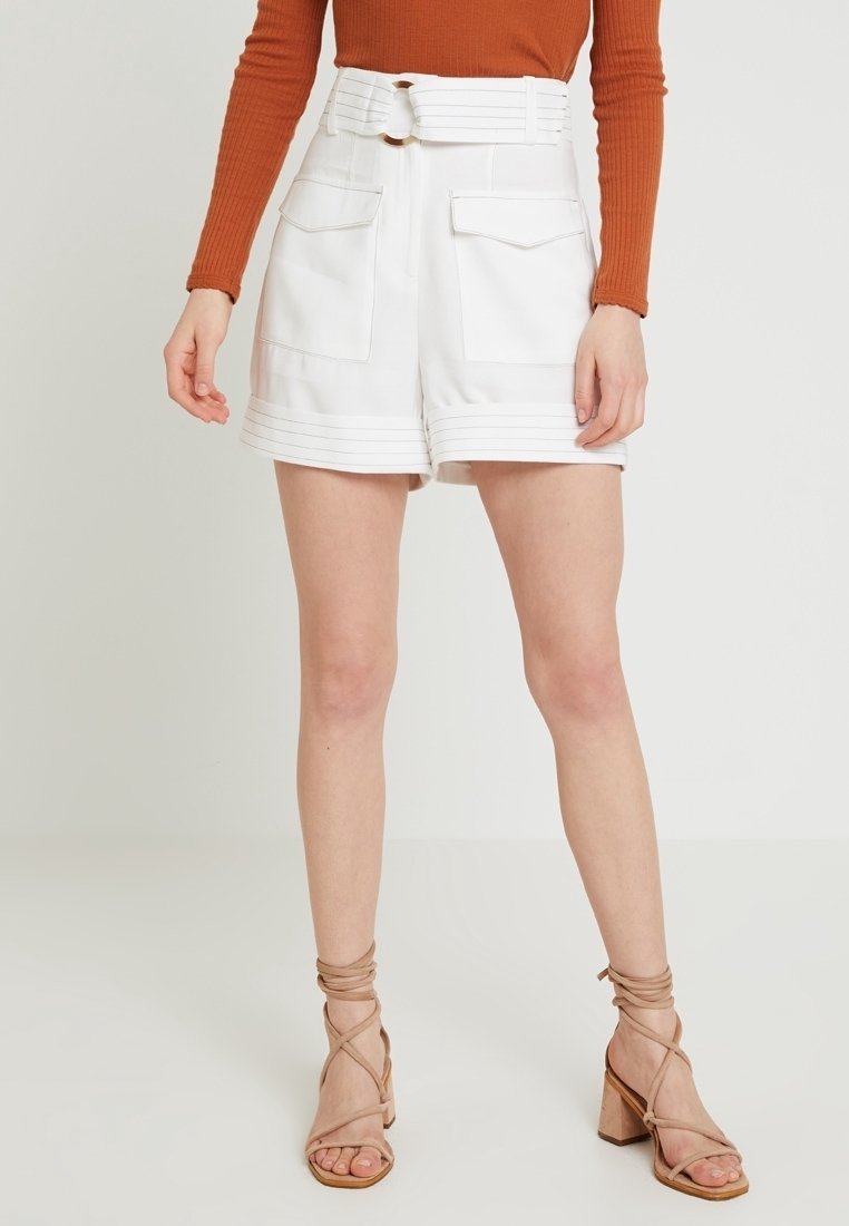 Vita högmidjade shorts med ett brett bälte, med två framfickor och horisontella randiga detaljer vid fållen. Slät tygtextur.