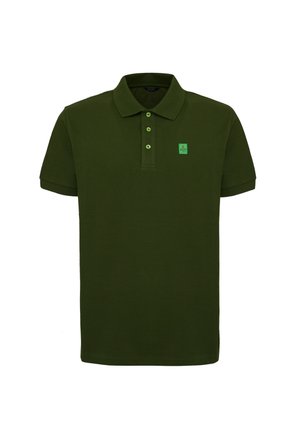 Polo shirt verde scuro con colletto classico, due bottoni e una toppa con logo verde sul lato sinistro del petto. Realizzato in cotone con una texture liscia.