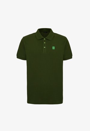 Polo shirt verde scuro con colletto classico, due bottoni e una toppa con logo verde sul lato sinistro del petto. Realizzato in cotone con una texture liscia.