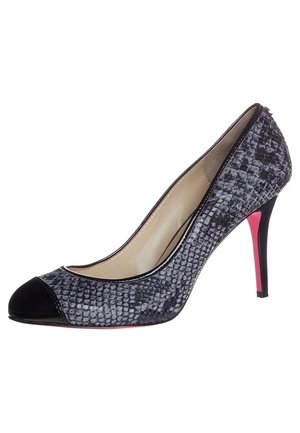 Escarpin à talons hauts avec un design en motif serpent texturé noir et gris, embout noir et semelle rose. Présente un intérieur lisse et des coutures discrètes.