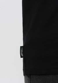 Unausgewählt, black