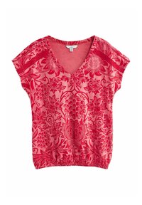 Rode top met korte mouwen en V-hals, met een bloemen- en fruitpatroon in donkerder rood op een lichter roze achtergrond. Gerimpelde zoomdetail.