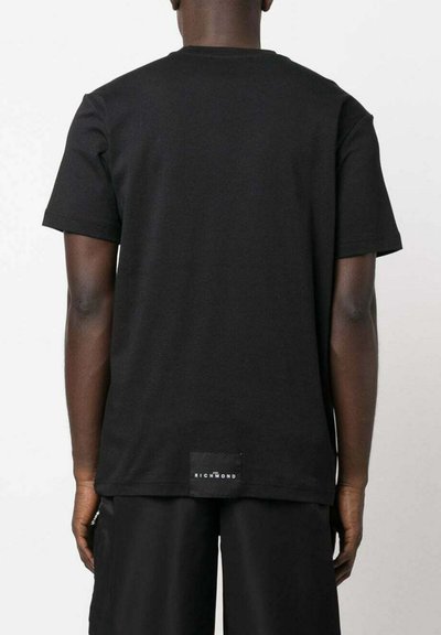 Maglietta in cotone nera con maniche corte e scollatura rotonda, con un'etichetta con marchio all'orlo posteriore. Texture liscia, vestibilità casual.