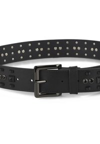 Cinturón de cuero negro con un acabado suave, que presenta remaches metálicos y agujeros para ajuste, asegurado por una hebilla rectangular de plata.