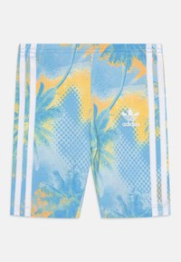 Adidas shorts med ett mönster av blåa och gula palmer, vita sidostråk och en texturerad design med prickar.