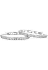 Pendientes de aro plateados con cristales redondos transparentes distribuidos de manera uniforme a lo largo del borde exterior, con cierres de broche visibles.