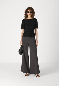 JDY JDYTANJA WIDE FLOWY PANT - Pantalon classique - phantom