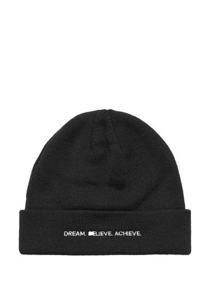 Juodas megztas beanie su pasvirusi kraštu, ant priekinės dalies balta siuvinėjimu užrašyta "SVAJOK. PATIKĖK. PASIEK."