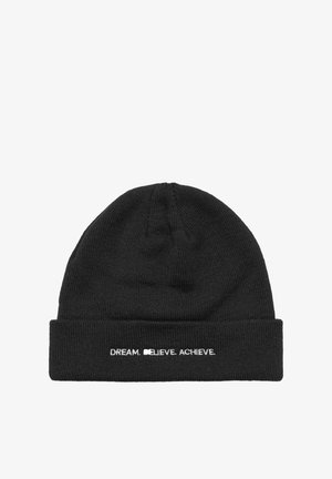 Svart strikket lue med brett, med teksten "DRØM. TRO. OPPNÅ." i hvit brodering på forsiden.