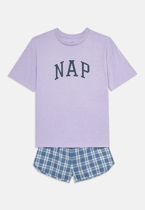 Farebné krátke tričko lila farby s nápisom "NAP" v námorníckej modrej farbe v kombinácii s modro-bielymi károvanými kraťasmi.