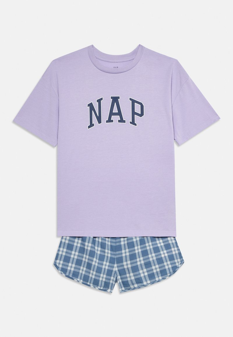 Λιλά κοντομάνικη μπλούζα με το κείμενο "NAP" σε ναυτικό μπλε γραμματοσειρά, συνδυασμένη με μπλε και λευκά καρό σορτς.