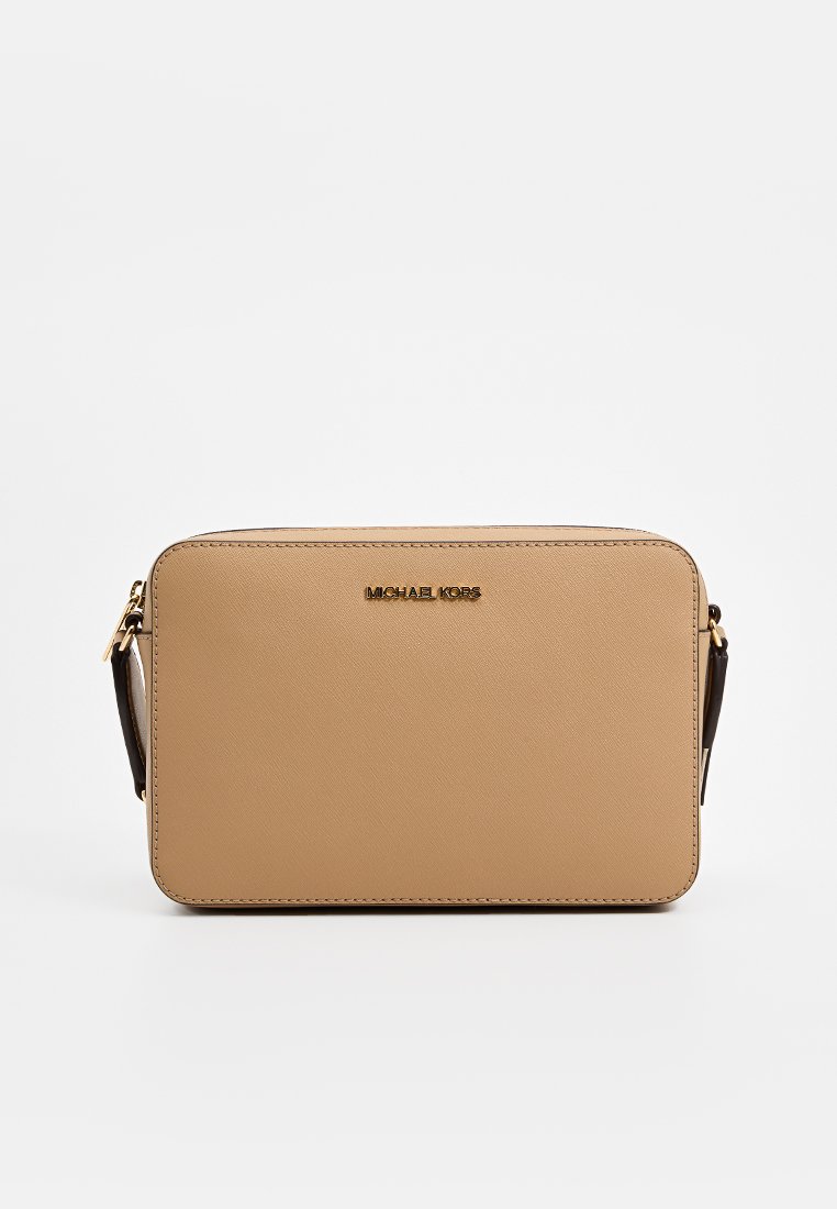 Sac bandoulière rectangulaire beige en cuir texturé, avec un logo doré et des accents noirs, fermeture éclair et sangle ajustable.