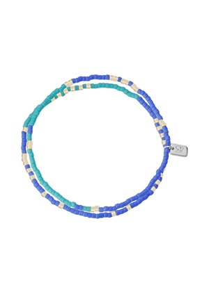 Bracelet à double rang avec de petites perles bleues, turquoise et crème, avec un petit pendentif rectangulaire en argent orné d'un motif gravé.