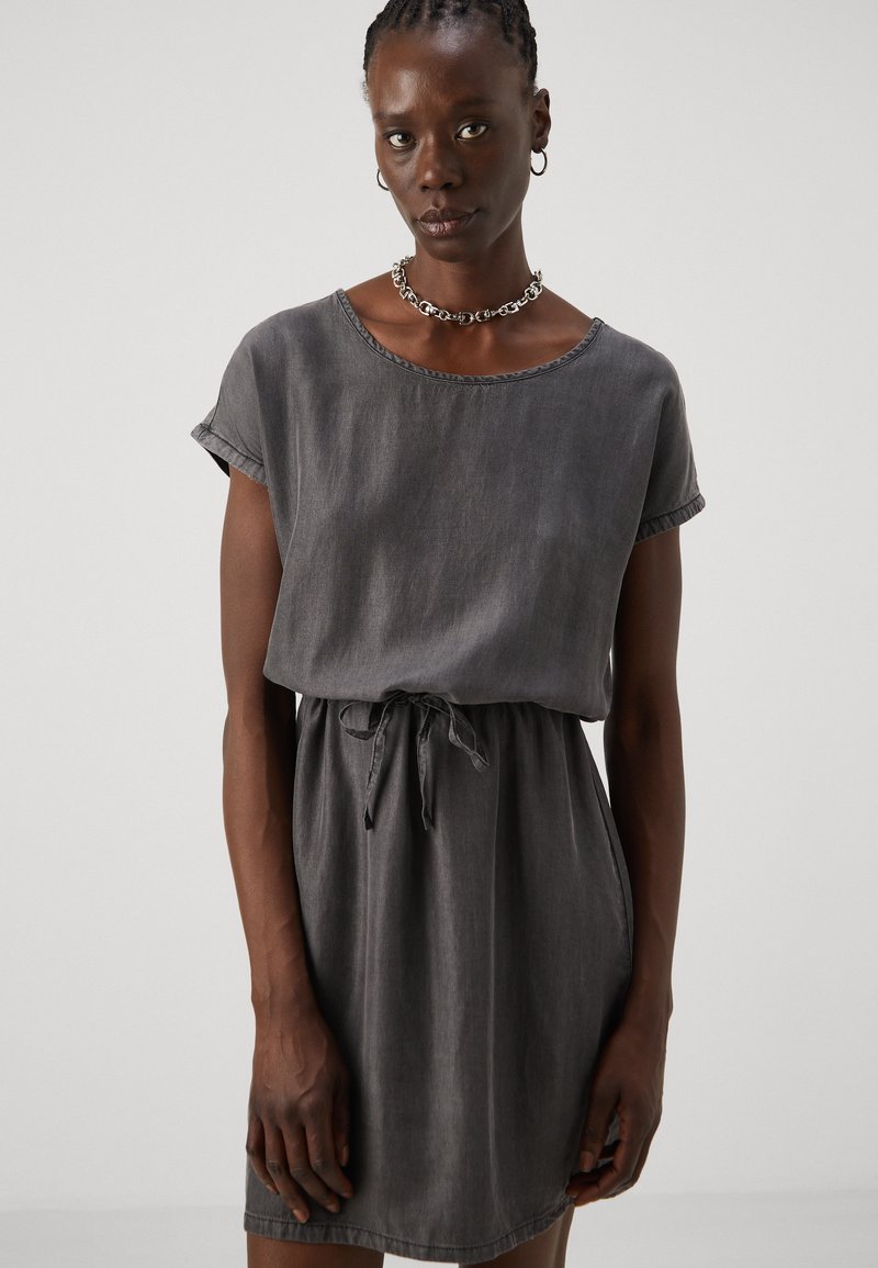 Robe grise courte en tissu doux, avec un col rond, des manches courtes, une taille à cordon et une coupe décontractée.