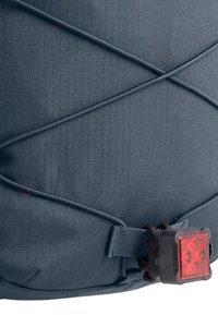 Donkerblauwe rugzak met een gestructureerd materiaal, kruissluitingen en een laagprofiel rode lichtbevestiging. Compacts en functioneel ontwerp.