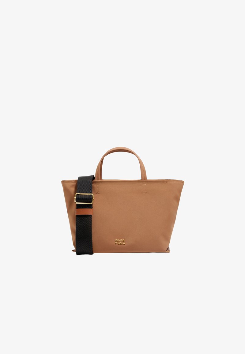 Bruine stoffen totebag met stevige handvatten en een verstelbare zwarte schouderband. Voorzien van een gouden logo en contrasterende tan accenten.