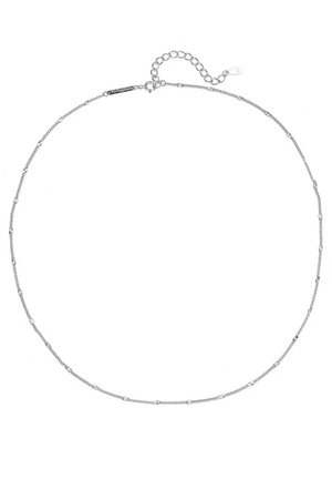 Hieno hopeinen ketjukaulakoru, jossa on pieniä koristeellisia linkkejä ja säädettävä hummerilukko pidennysketjulla.