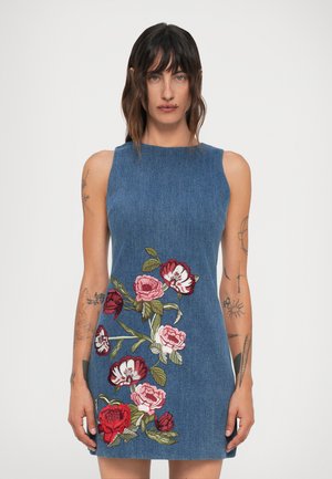 Denim-kleit, millel on keha lähedane siluett, värvikate lillede tikanditega punases ja roosas, sujuva tekstuuriga ning ilma varrukateta.