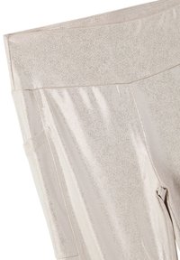Leggings lucidi di un leggero beige con una texture liscia, dotati di una cintura ampia, tasche laterali e un delicato motivo a pois su tutta la superficie.