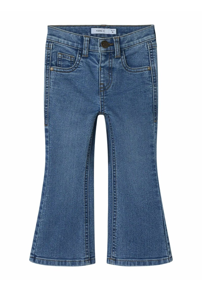 Jean en denim évasés bleu moyen avec fermeture à bouton, deux poches avant et couture contrastée. Présente un devant plat et des ourlets évasés.