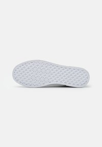 Semelle de chaussure blanche avec un motif géométrique et une finition lisse et texturée. La semelle est plate avec des bords arrondis, conçue pour l'adhérence.