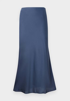 Gonna in satin blu navy con orlo svasato, esposta su uno sfondo bianco semplice. Il tessuto liscio cattura delicatamente la luce.