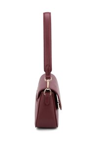 Borsa a tracolla bordeaux con una texture in pelle liscia, forma rettangolare, tracolla regolabile e dettagli in metallo color oro.