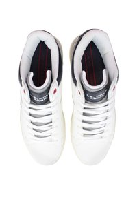 Bílé vysoké tenisky s horní částí z syntetické kůže, polstrovaným límcem, černými akcenty, bílými tkaničkami a detailem loga na jazyku a patě.