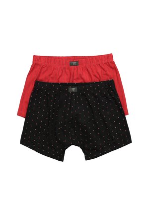 Due paia di boxer da uomo impilati, uno rosso con righe verticali e uno nero con piccoli motivi a diamante rossi, entrambi con fascia elastica in vita.