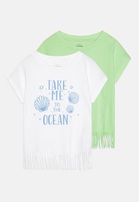 Zwei T-Shirts: eines weiß mit blauem, ozeanischem Druck und Fransen, das andere einfarbig grün, beide mit Rundhals und kurzen Ärmeln.