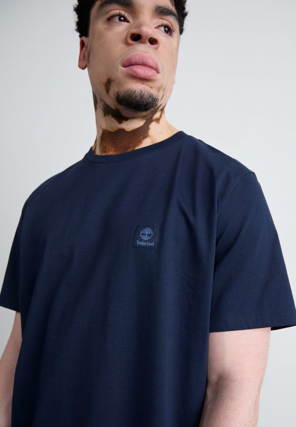 SHORT SLEEVE BADGE TEE - Basic T-shirt - dark sapphire3