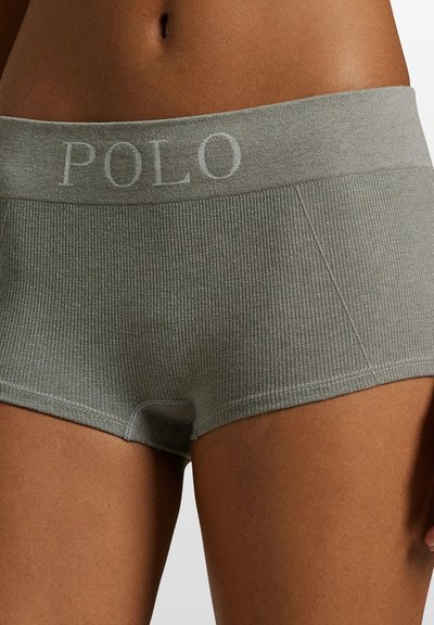 Šedé žebrované boxerky s logem "POLO" na elastickém pasu, vyrobené z měkkého materiálu, s přiléhavým střihem a minimem švů.