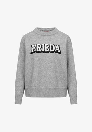 Grijze trui met een ronde hals en geribde boorden. Heeft "FRIEDA" in zwarte letters op de voorkant. Gemaakt van een zacht gebreid materiaal.