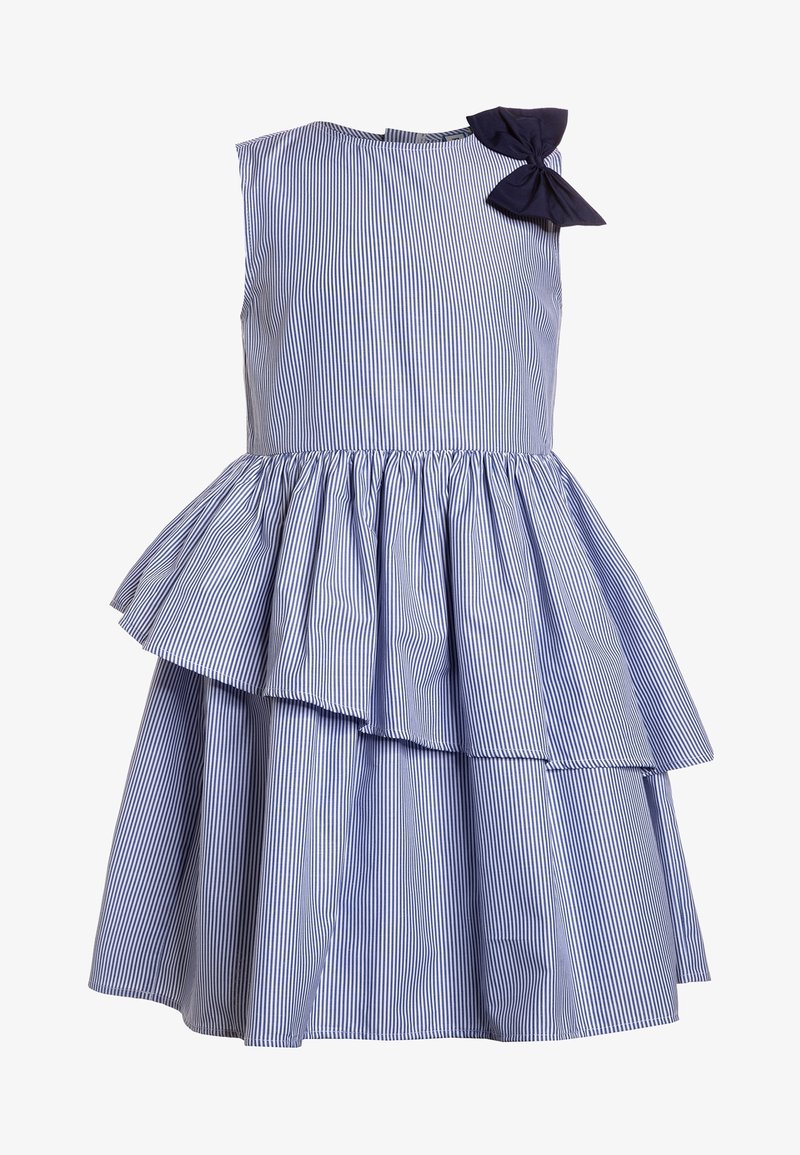 Robe sans manches rayée verticalement bleu et blanc avec jupe peplum asymétrique et nœud bleu foncé sur l'épaule gauche.