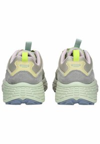 Šedé a světle tyrkysové tenisky mají texturovanou mátovou zelenou podrážku, polstrovaný límec a dvoubarevné akcenty v žluté a růžové.