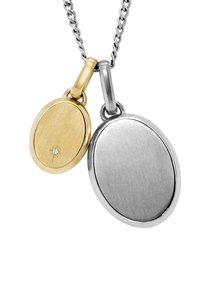 Guld- og sølvoval vedhæng på en kæde; det ene guld med en struktureret overflade og en lille diamant, det andet sølv med en børstet overflade.