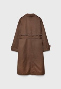 Bruine trenchcoat met kraag, lange mouwen en een dubbelgeknoopte voorkant. Voorzien van een achterkant met een insnijding en een gladde textuur.