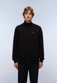 Schwarze Zip-up-Jacke mit hohem Kragen, aus weichem Material. Mit gerippten Bündchen und einem kleinen Logo auf der Brust. Einfaches, minimalistisches Design.
