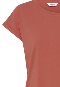 Rustfarvet T-shirt med korte ærmer, opsmøgede manchetter og rund halsudskæring, med et "b.young" mærke inde i kraven.