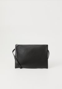 Svart lær clutch veske med en glatt tekstur, slank rektangul�ær form, toppglidelås og en justerbar stropp for håndholdt eller crossbody bruk.
